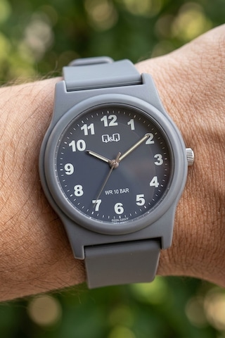 Q&q G22a020vy Kül Grisi Bold Rakamlı Silikon Kordonlu 38 Mm Su Geçirmez Unisex Kol Saati Gri