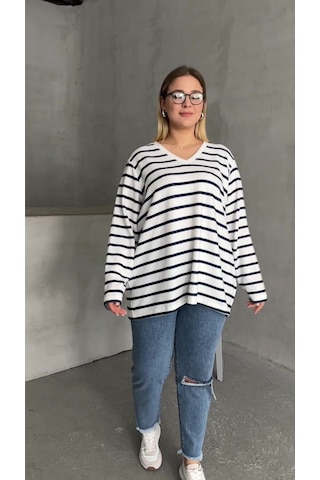 Kadın V Yaka Büyük Beden Oversize Kalıp Geniş Yırtmaçlı Çizgili Uzun Kol Curve Yumoş Bluz Beyaz