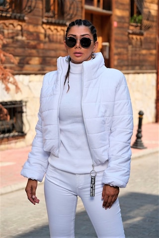 Kadın Beyaz Dik Yaka Su Geçirmez Fermuar Kapamalı Kısa Şişme Mont