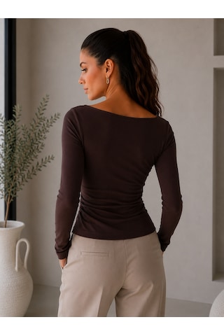 Sortie Collection Yan Büzgülü Önü Uzun Asimetrik Yırtmaçlı Kayık Yaka Bluz Kahverengi