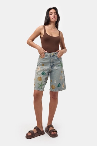 it's basic Kadın Kot Rengi 4s6-65 Nakışlı Özel Tasarım Bermuda Denim Şort Çok Renkli