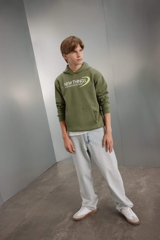 DeFacto Erkek Çocuk Haki Sırt Baskılı Kapüşonlu Cepli Sweatshirt C9789A824AUKH450