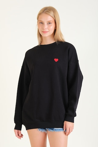 Giyim Dünyası Kadın Kalp Nakışlı 3 İp Şardonlu Oversize Sweatshirt Siyah 001