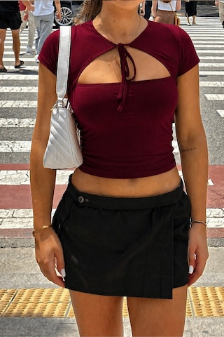 Tarz Cool Kadın Bağlama Detaylı Crop Tişört Dekolteli Modern Kesim Şık Üst Bordo