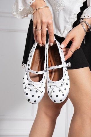 Dabab Shoes Penelop Kadın Beyaz Saten Puantiyeli Fiyonk Detaylı Ayarlanabilir Tokalı Ortopedik Taban Mary Jane Babet Ayakkabı