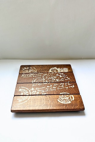 Kahverengi Masif Ahşap Mektup Desenli El Yapımı Sunum Altlığı