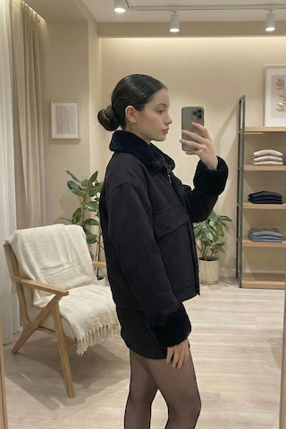 Kadın Ceket Relax Fit Kürklü Kol Ve Yaka Detaylı Günlük Kadın Ceket Siyah