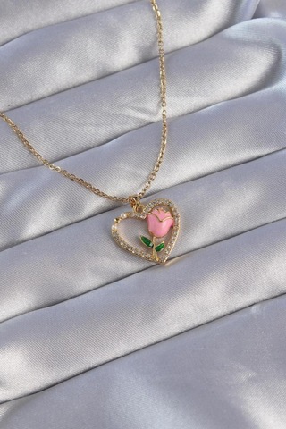 Çelik Zincirli Gold Renk Zirkon Taşlı Kalp İçinde Pembe Gül Tasarımlı Kolye Çok Renkli