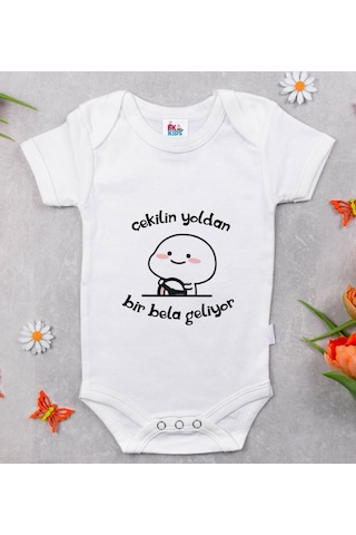 Bk Kids Bir Bela Geliyor Tasarımlı Beyaz Bebek Body Zıbın-1 Çok Renkli