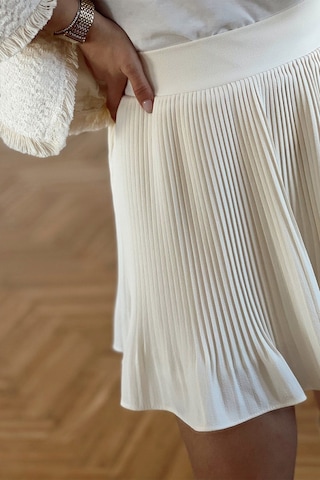 Fashion Cocktail Astarı Şortlu Pileli Pliseli Beli Lastikli Ofis Günlük Gecelik Mini Dalgalı Hareketli Şort Etek Beyaz