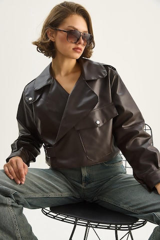 Shade Kadın Geniş Cep Detaylı Kemerli Oversize Crop Deri Ceket 3129 60284102 - Acı Kahve Kahverengi