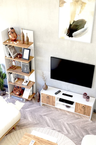 Kapaklı Raflı Tv Ünitesi Ve Asimetrik Beş Raflı Kitaplık Beyazçam
