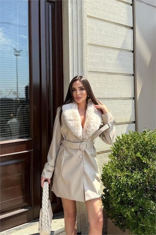Neşeli Butik Kadın Yaka Kürk Detaylı Düğmeli Kemerli Kısa Deri Kaban Nbstr1009 Bej