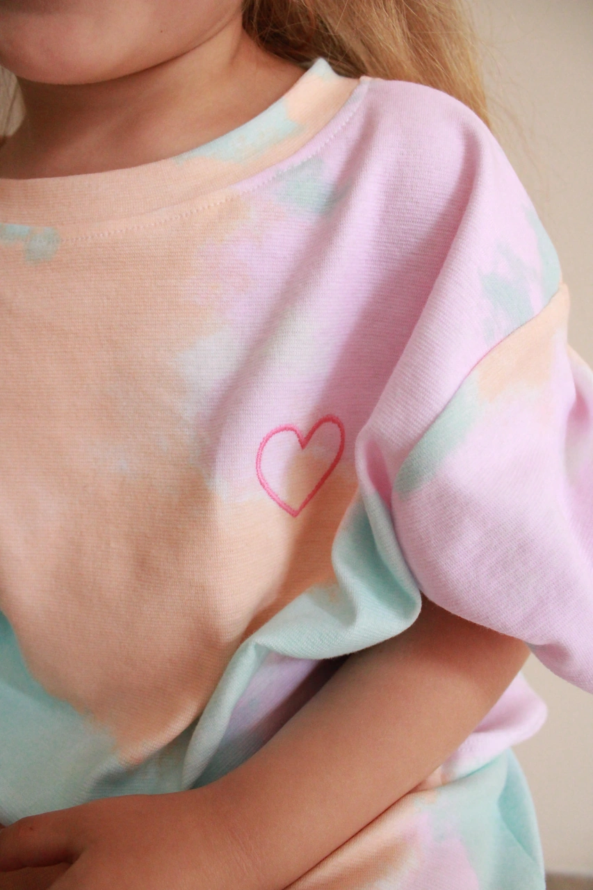 Batik Desenli Kalp Nakışlı Şortlu Takım Çok Renkli