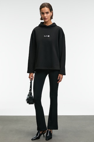 Grımelange Camellıa Kadın Önü Nakışlı Etek Ucu Yırtmaçlı Kapüşonlu Comfort Fit Siyah Sweatshirt Siyah