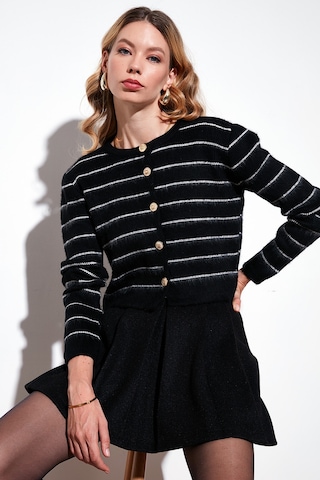 Lela Standart Fit Çizgili Yumuşak Dokulu Crop Triko Bayan Hırka 4615551 Siyah