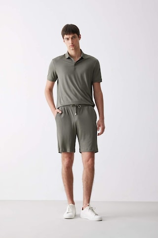 DeFacto Slim Fit Dar Kesim Polo Yaka Dokulu Kısa Kollu Krinkıl Tişört E1222AX25SMKH401