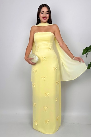 Lilina Straplez Fiyonk Detaylı Şal Aksesuarlı Uzun Sarı Abiye Elbise Sarı