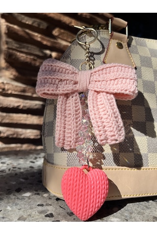 Maıson De Mode El Örgüsü Pembe Fiyonk Ve Kalp Detaylı Kristal Boncuklu Çanta Charmı Açık Pembe