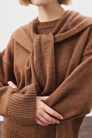 Kare Yaka Bağlamalı Triko Atkı Sıcak Kahve Sıcak Kahve