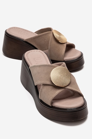 Luvishoes Fıanna Bej Süet Hakiki Deri Tokalı Çapraz Bantlı Kadın Dolgu Topuklu Terlik
