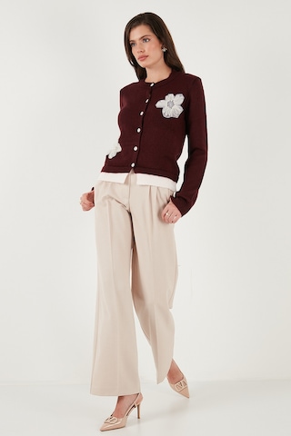 Lela Premium Tül Çiçek Detaylı Regular Fit Bisiklet Yaka Düğmeli Triko Bayan Hırka 680Hi002421 Bordo