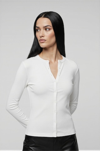 Uyguntarz Kadın Esnek Kumaşlı Slim Fit Düğmeli Beyaz Bluz Vücuda Oturan Zarif Model