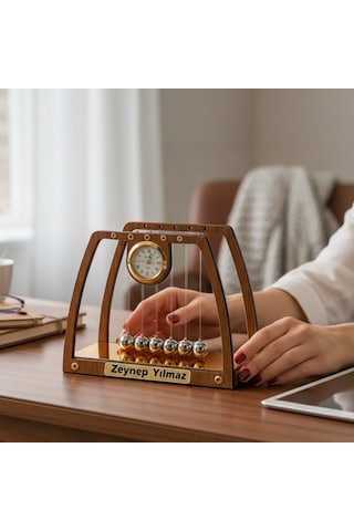 Kişiye Özel İsim Yazılı Ahşap Newton's Cradle Masa Saati Ve Dekoratif Ofis Aksesuarı