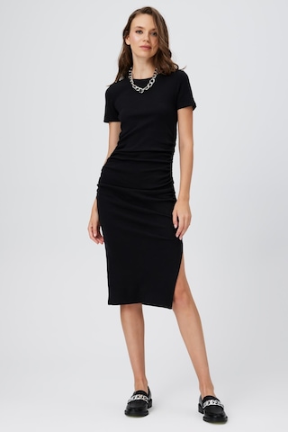 BÜZGÜLÜ MİDİ BOY KISA KOL ELBİSE SİYAH Siyah