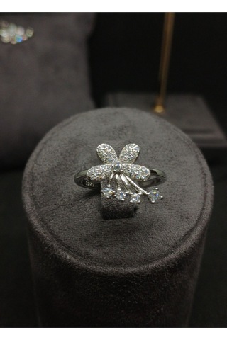 Çiçek Ve Taş Detaylı Gümüş Takı Seti - Kolye Ucu, Küpe Ve Yüzük - Zarif Ve Işıltılı Tasarım Gümüş