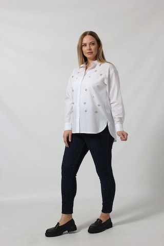 Moda Berray Beyaz Taş İşlemeli Şık Gömlek