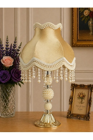 Gold Kadife Kaplı Beyaz İşlemeli Başlık İncili Gold Metal Ayaklı Klasik Model Abajur 55x25cm