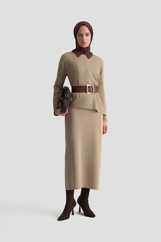 Armine Trend Asimetrik Kesim Çizgi Detaylı Etekli Triko İkili Takım Sütlü Kahve 25ytd6119