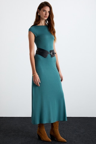 ESLY Kadın Viskon Karışımlı Kayık Yaka Slim Fit Yeşil Elbise