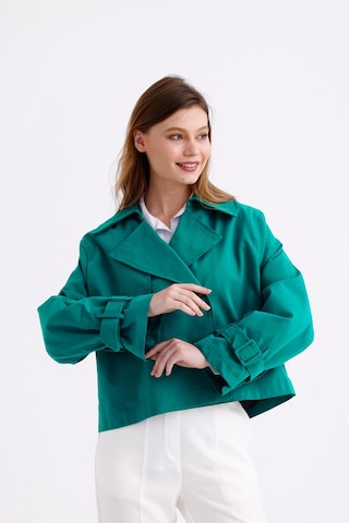 Pastelastore %100 Pamuk Gabardin Astarlı Oversize Geniş Kalıp Kadın Crop Kısa Trençkot 1122 Zümrüt Yeşili
