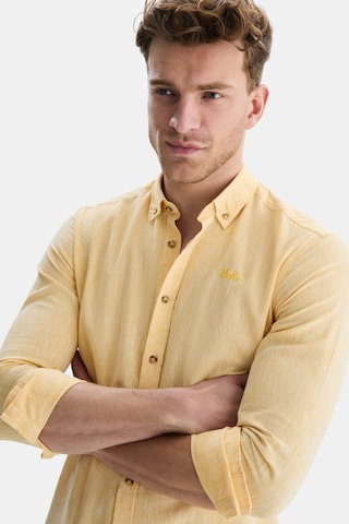 Ucla Jacquez Sarı Keten Nakışlı Standard Fit Erkek Gömlek Sarı