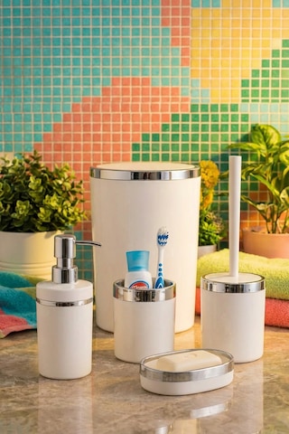 Makri Home 5 Parça Akrilik Banyo Seti, Şık Ve Kaliteli Akrilik, Gümüş Renk Detaylı, Beyaz Beyaz