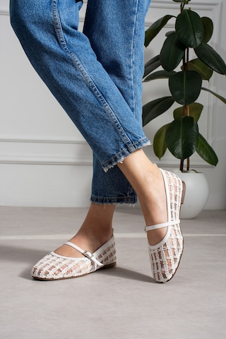 Dabab Shoes Rıvena Kadın Beyaz Tül Üzeri Nakış Detaylı Kare Burun Üstten Bantlı Düz Taban Mary Jane Babet