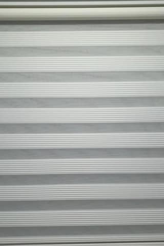 Beyaz Dar Piliseli Zebra Perde Beyaz