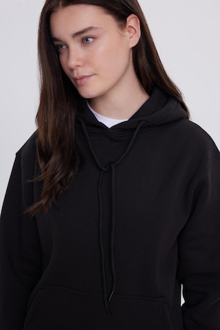 Tudors Kadın Relax Fit Rahat Kesim Pamuklu Kapüşonlu Kanguru Cepli Siyah Sweatshirt-39933 SiYAH