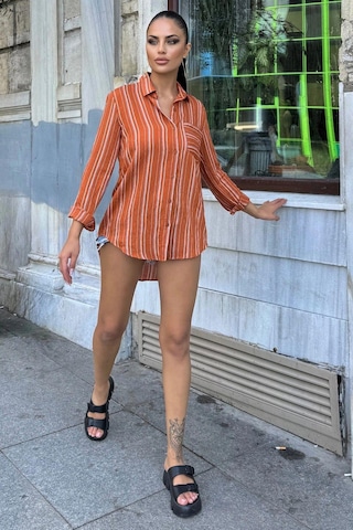 Kadın Kiremit Uzun Kol Özel Kumaş Tek Cep Gömlek Dik Çizgili Arkası Uzun Basic Kesim Gömlek Kiremit