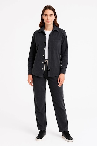 Kadın Kadife Oversize Takım - Gömlek Ve Pantolon İkili Set Füme Corduroy Şıklığı, Rahat Ve Zarif Duruş Yumuşak Dokulu Kadife Kumaş, Düğmeli Gömlek Üst Ve Lastikli Pantolon Alt Parça İle Gün Boyu Konfor- Siyah Çok Renkli