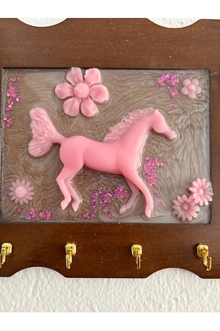 Pelince - Pembe At Figürlü - Epoksi Ahşap Anahtar Askılığı Tek Ürün - Ebat : 24 X 29 Cm Ahşap