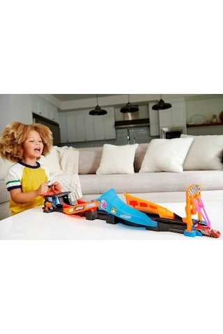 Cars Karanlıkta Parlayan Yarışçılar Pist Seti HPD80