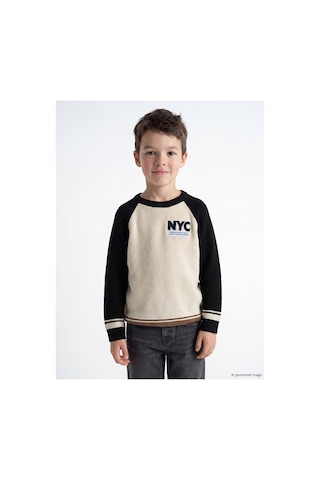 LC Waikiki Alıta Cıty Farkıyla Lcw Kids Siyah Nyc Nakışlı Oval Yaka Erkek Çocuk Triko Kazak Siyah - 925589641 Siyah