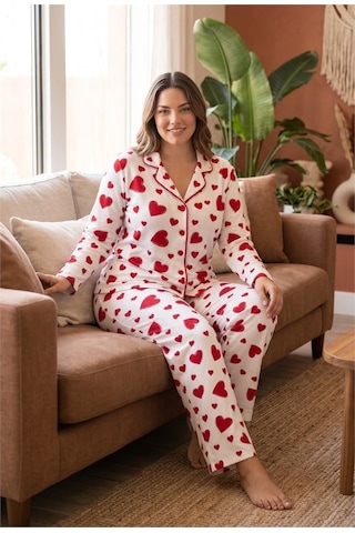 Gizers Giyim Pamuklu Yumuşak Dokulu Büyük Beden Kırmızı Kalp Desenli Biyeli Düğmeli Uzun Kollu Pijama Takımı Beyaz