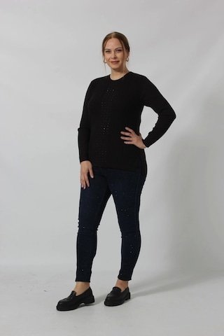 Taş İşleme Detaylı Çizgi Örgü Desenli Kazak Siyah