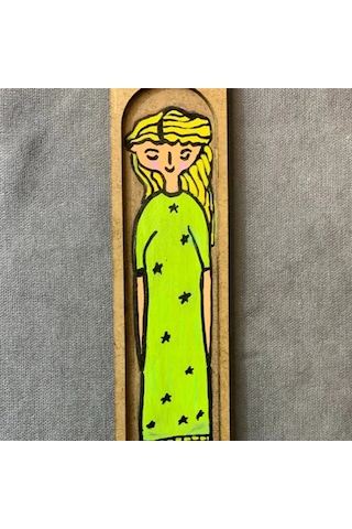 Uretti - Pınar 2572 - El Yapımı Yeşil Elbiseli Şirin Kız Ahşap Tütsü Kayığı - 5 X 25 Cm 1 Adet