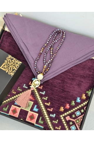 Çeyizlik Hediyelik Seccade Eşarp Tesbih Set Kilim Desenli Kadife Astarlı Seccade, Eşarp, Kristal Tesbih Özel Kutulu Lüks Hediye Seti Mor