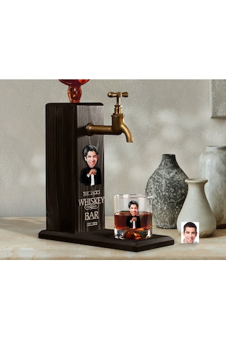 BK Gift Kabartmalı Karikatür Figürlü Musluklu Siyah Ahşap İçki Standı ve Viski Bardağı Hediye Seti, Arkadaşa Hediye, Sevgiliye Hediye-3